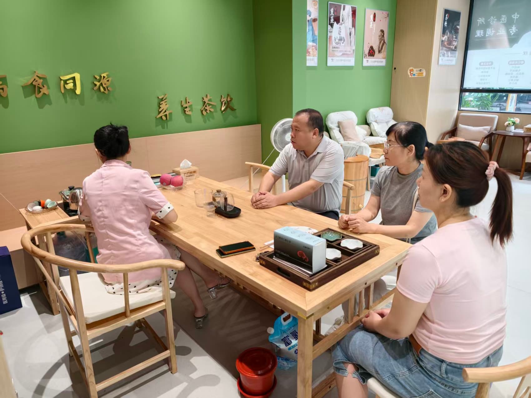 广州华佑医院总经理李海带队参访九九众康中医，共探中医睡眠中心合作